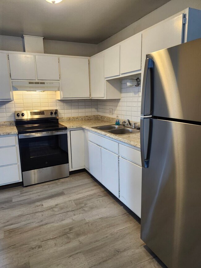 Foto del edificio - Remodeled 2025 Ground Level 2 Bedroom Apar...
