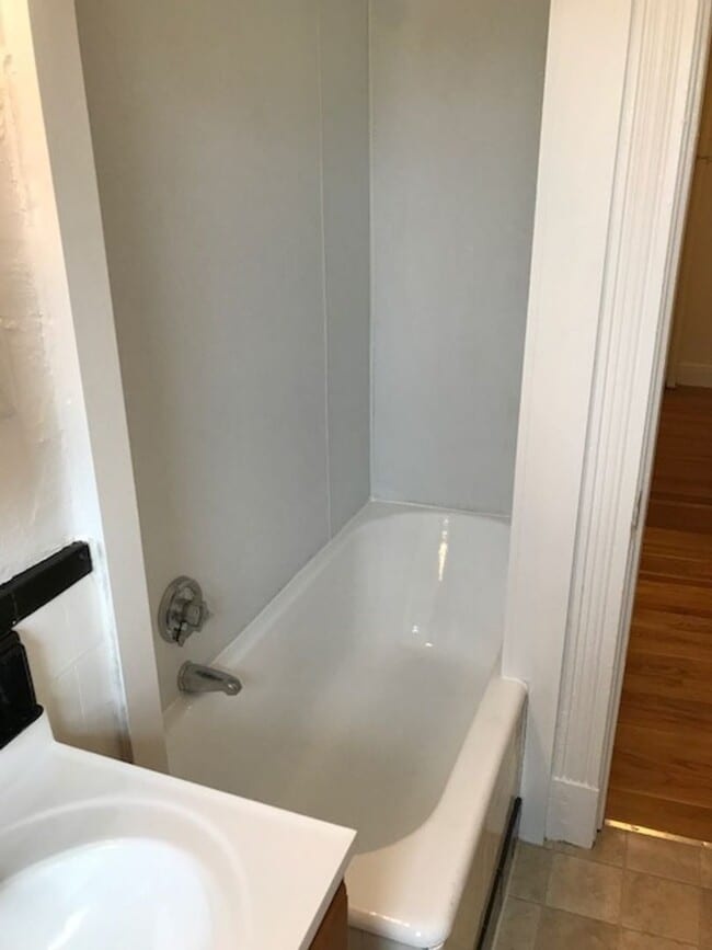 Building Photo - 3-4 Bedrooms 9/1 BRIGHTON