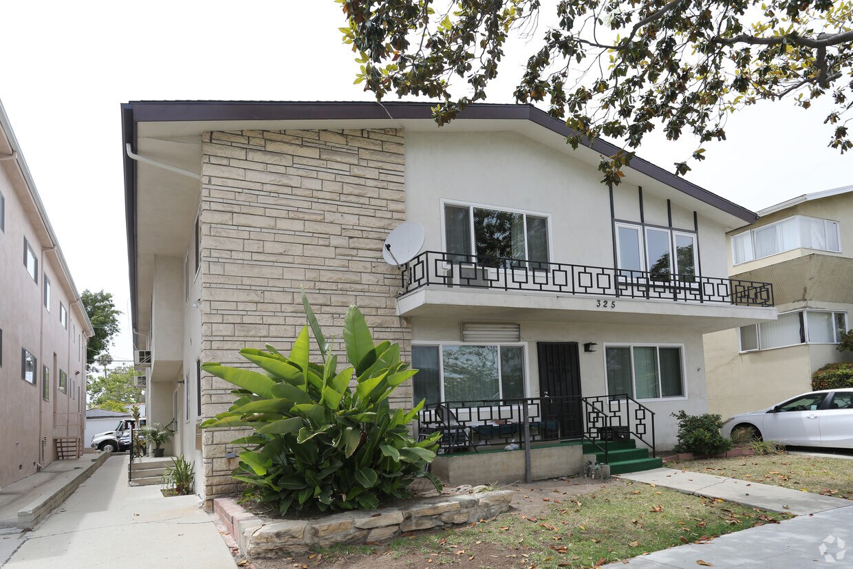 Primary Photo - 325 S Doheny Dr