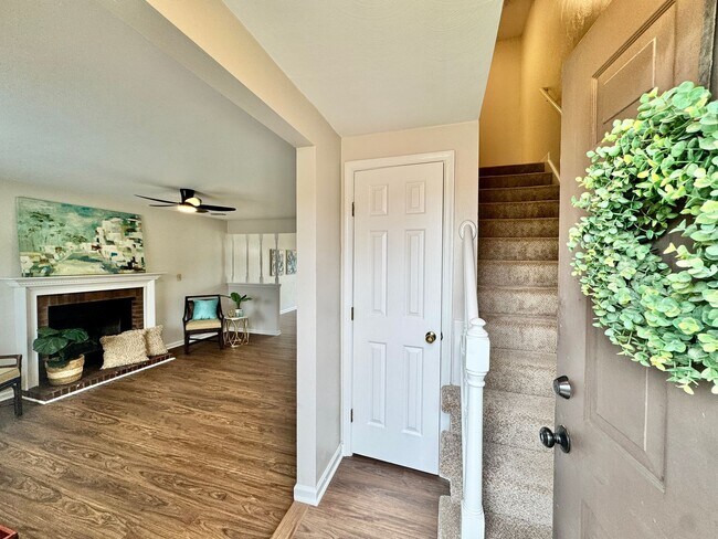 Building Photo - Completely Updated & Ready NOW! New Floori...