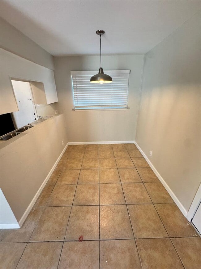 Building Photo - 4748 Suburban Dr