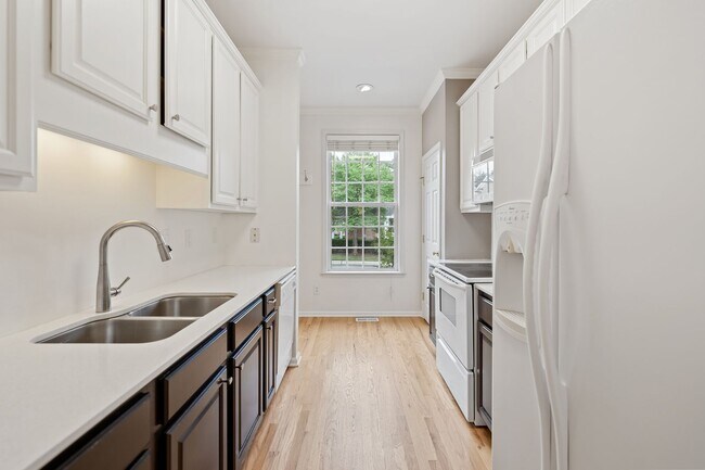 Building Photo - Adorable 2br/2.5ba townhouse: Available Ju...