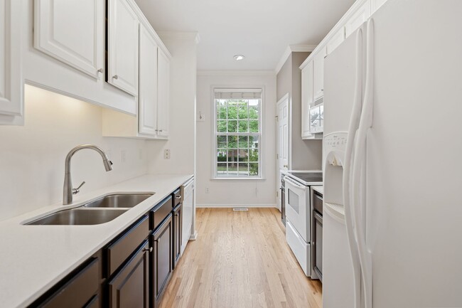 Building Photo - Adorable 2br/2.5ba townhouse: Available Now