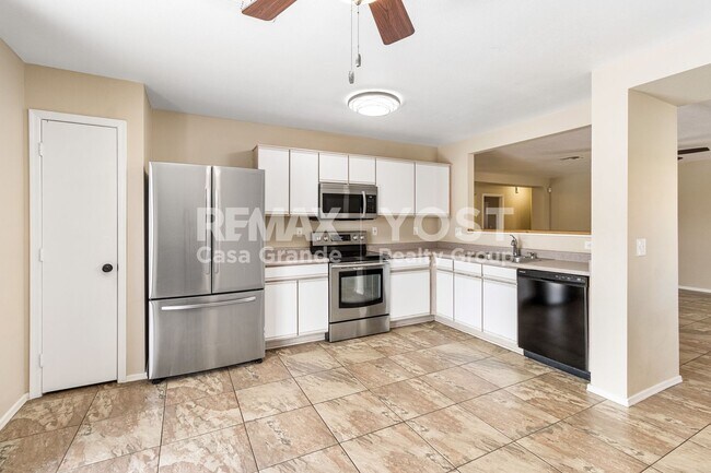 Foto del edificio - Waterfront Living with Room to Relax & Entertain