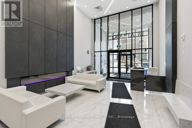 Building Photo - 15 Queen St S