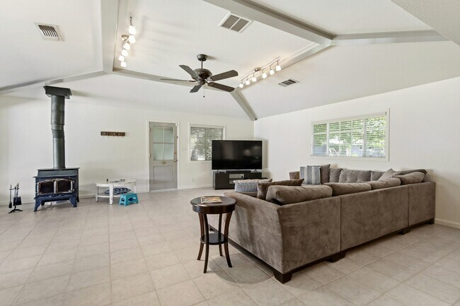 Building Photo - 3201 Bonita Dr