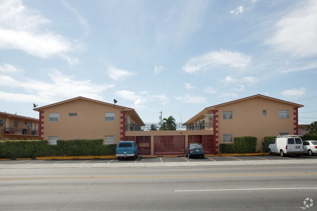 Back light Photo - 940-990 W 29th St - Fortune at Hialeah
