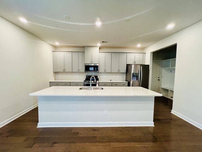 Photo - 3011 Lisburn St House