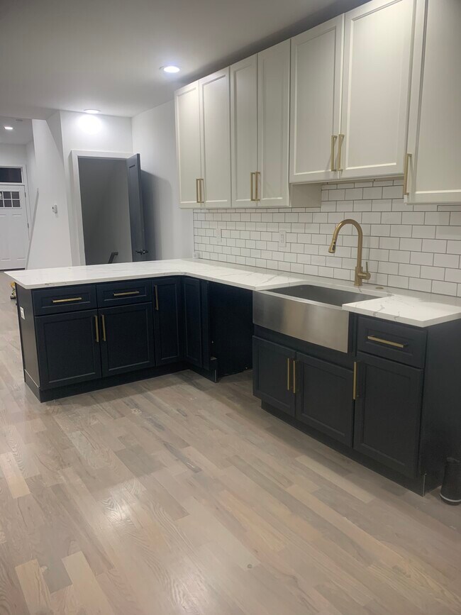 Amplia cocina moderna con encimeras de cuarzo. - 2532 W Montgomery Ave