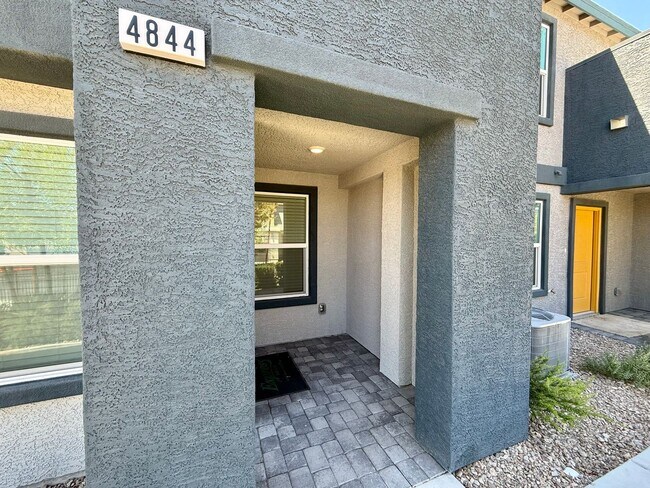 Foto del edificio - BRAND NEW 3 BED 2.5 BATH 2 CAR GARAGE TOWN...