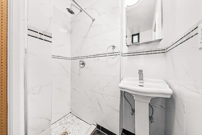 Foto del edificio - 322 W 11th St