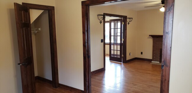 Vista desde el dormitorio al salón, puertas correderas - 87 Woodlawn St