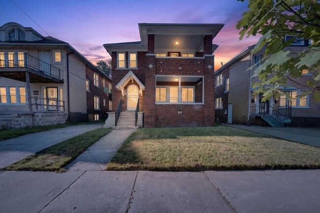 Building Photo - 2025 Calvert Ave