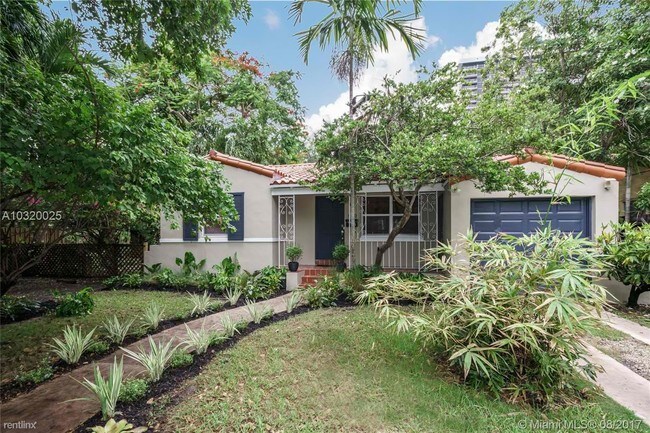 Foto del edificio - 830 NE 71st St