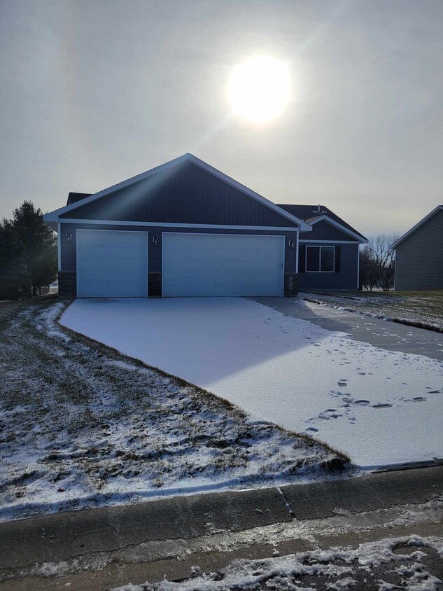 Primary Photo - 375 E Horizon Dr