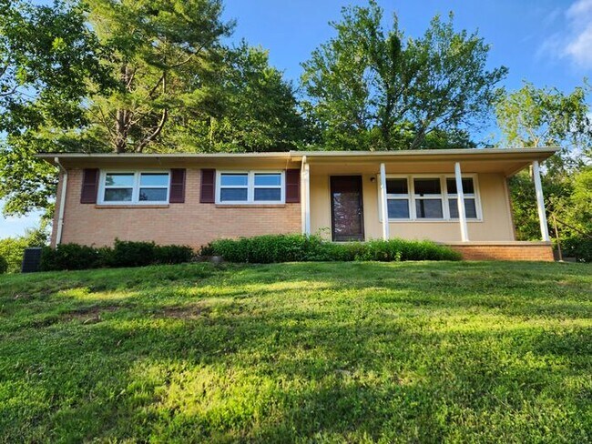 Building Photo - Asheville Rental!