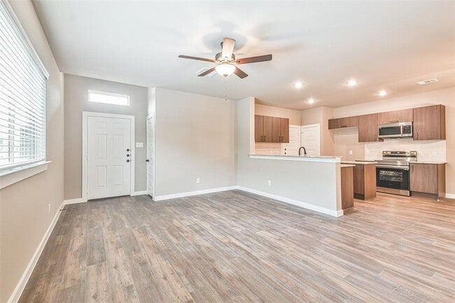 Building Photo - Modern 3-Bedroom Duplex with Granite Counters, Private Yard, and Prime Location