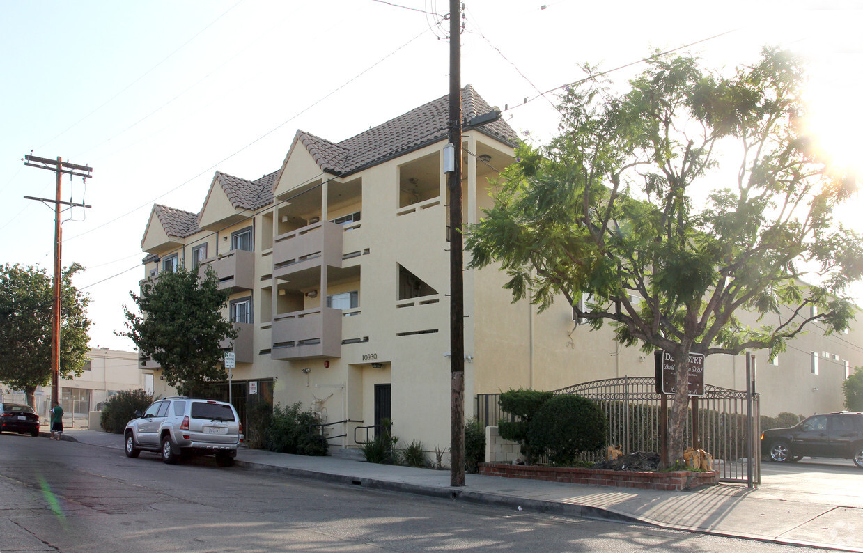 Primary Photo - Ratner Apartments