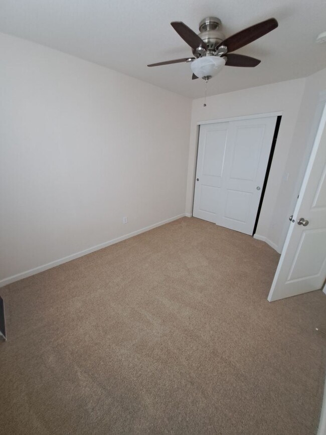 Building Photo - 3 bedroom End Unit Townhouse - Oregon City