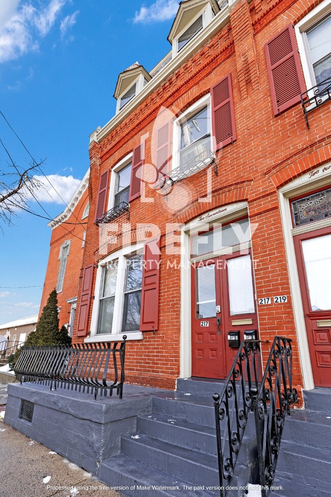 Building Photo - 217 S Queen St