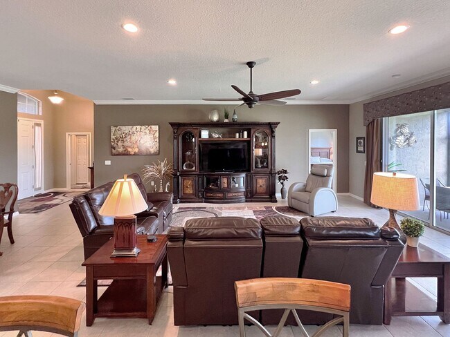 Foto del edificio - 5225 Pebble Beach Blvd