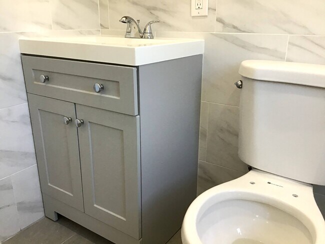 Tocador de baño - 676 E 39th St