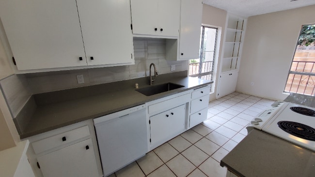 Building Photo - 2213 Voorhees Ave