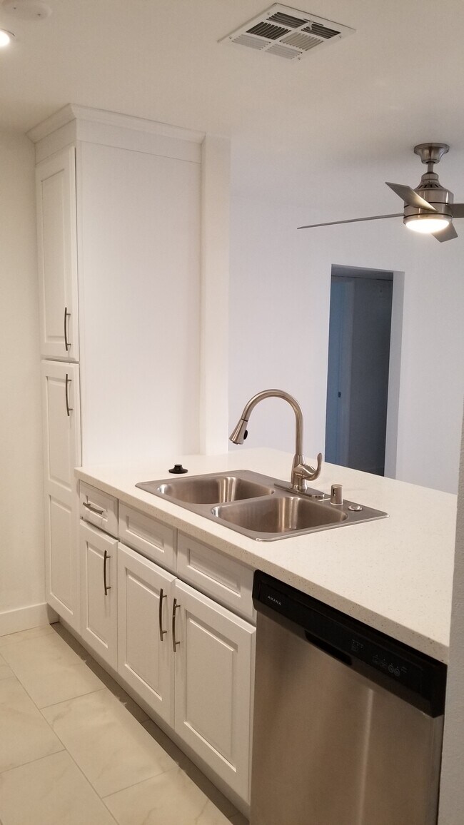 Foto del edificio - 14126 Tiara St