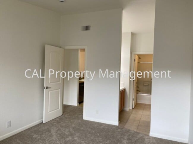 Building Photo - 2 bedroom 2 bathroom condo on North Salina...