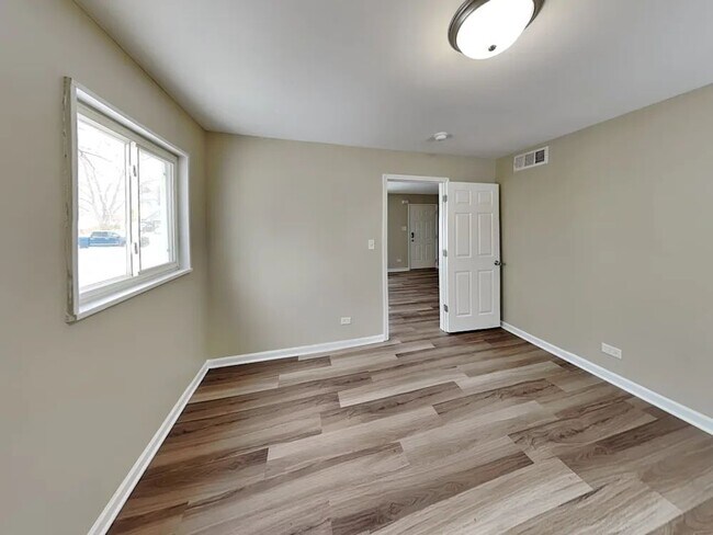 Building Photo - 712 E Le Moyne Ave