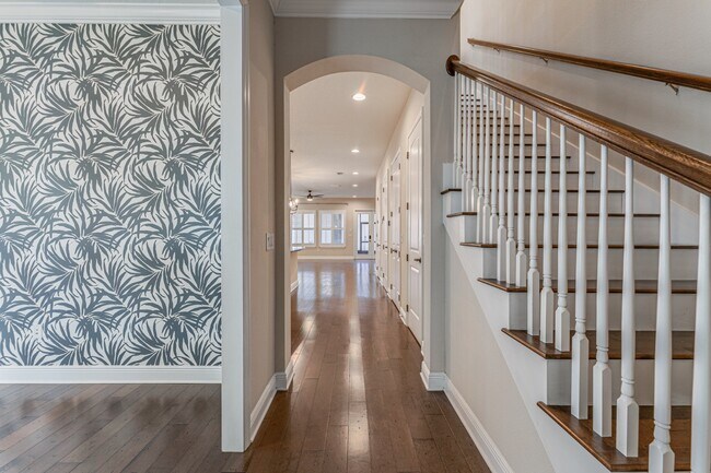 Foto del edificio - Stunning David weekly designed 3 BR+ OFFICE/ 2.5 BA / 2 Car executive townhouse in Hyde Park / So...