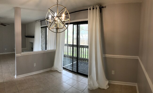 Foto del edificio - 11006 Running Ridge Rd.