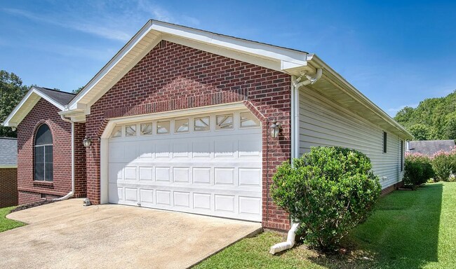 Foto del edificio - 2706 Martha Brooks Ln