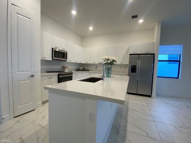 Building Photo - 3 br, 2.5 bath House - 4574 SW 173rd Ave # 0