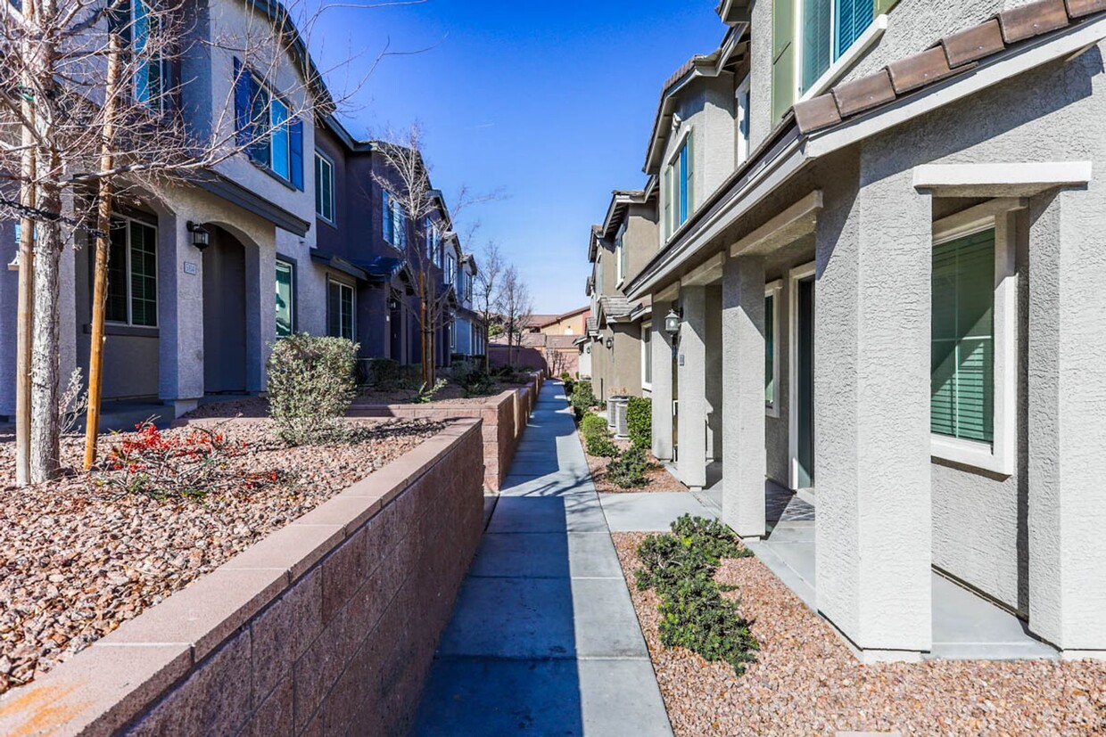 Primary Photo - 3 Bedroom Henderson Townhome In Gated Comm...