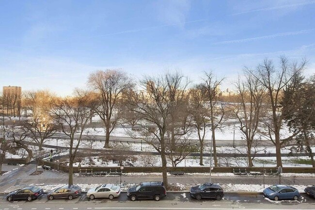 Building Photo - 295 Central Park West