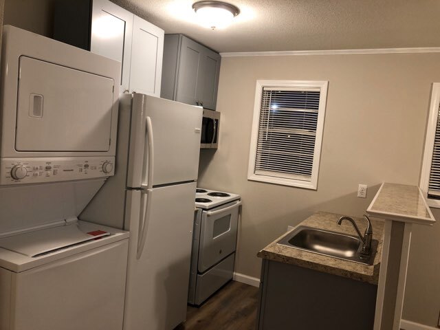 Cocina con lavadora, secadora, microondas, estufa y refrigerador - 1103 S Victory St