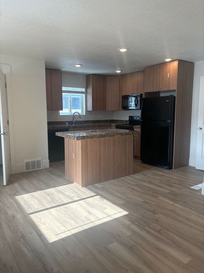 Building Photo - Pet Friendly Townhome in Evanston