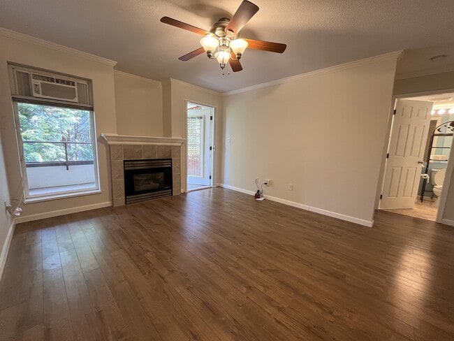 Building Photo - 2526 Lakeview Crescent