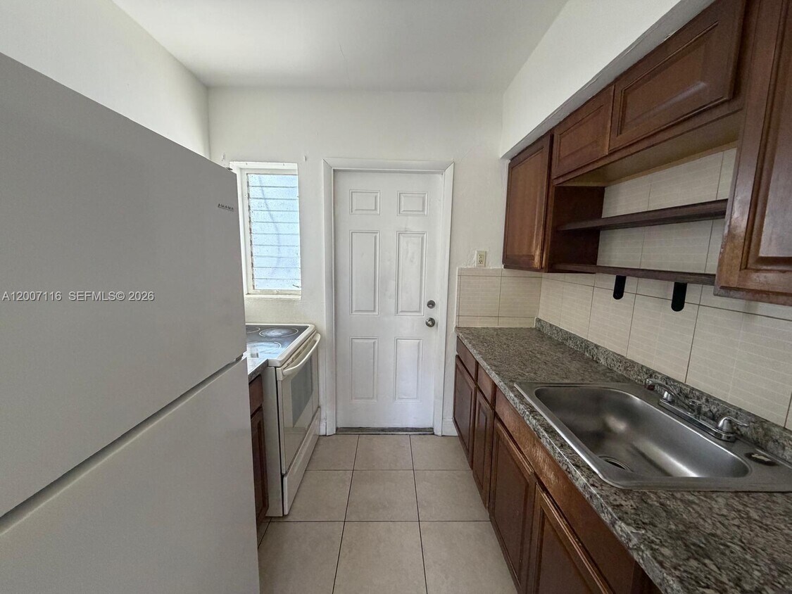 Foto del edificio - 8321 Crespi Blvd