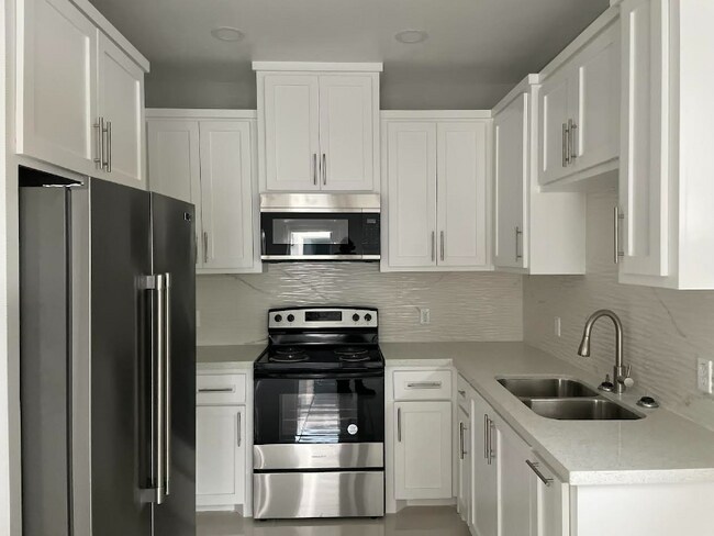 Building Photo - 2507 N Vineyard Ave