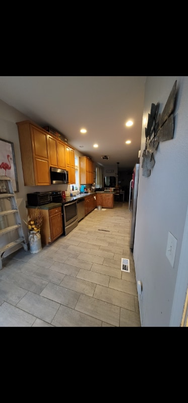 Building Photo - 757 Main Ave