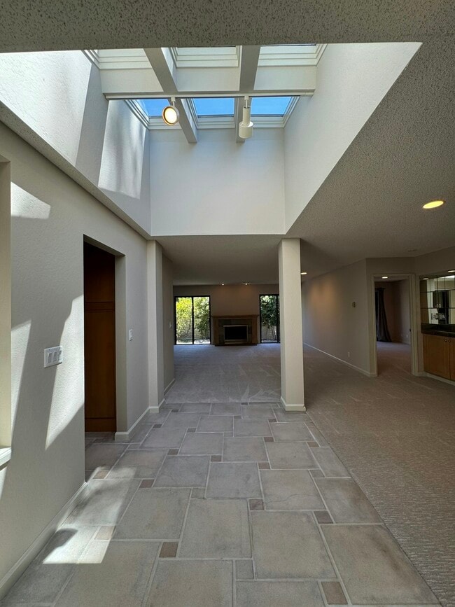 Foto del edificio - 2439 Sharon Oaks Dr