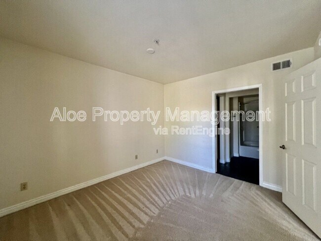 Building Photo - 1825 W Ray Rd