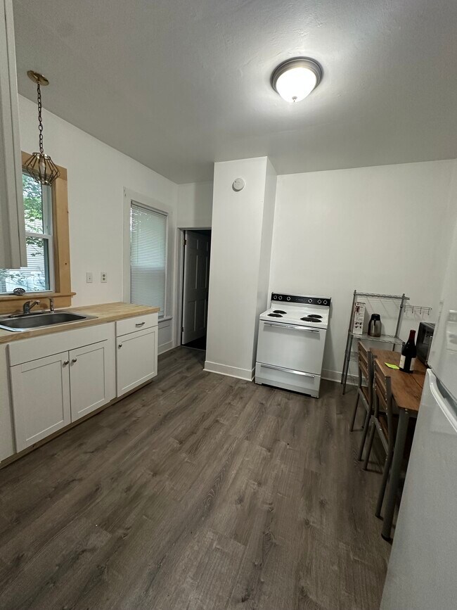 Apartamento en la planta baja: cocina y comedor - 50 Main St