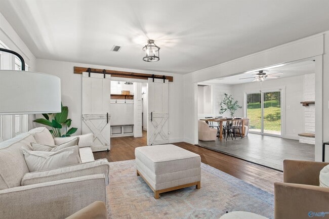 Building Photo - 7916 Valley View Dr SE