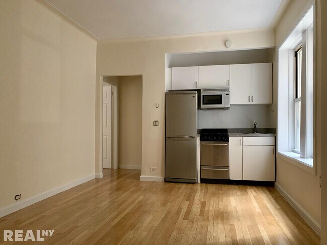 Building Photo - 117 W 13th St
