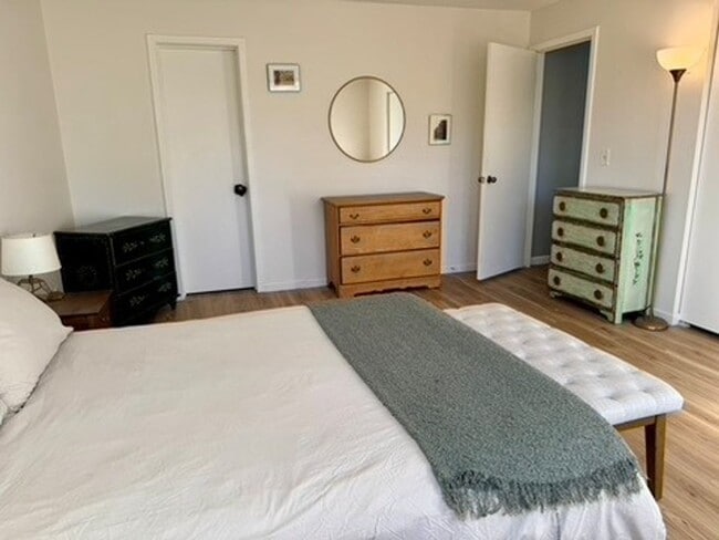 Building Photo - Large Two bedroom, Two Bath Furnished, all Inclusive mid term rental.