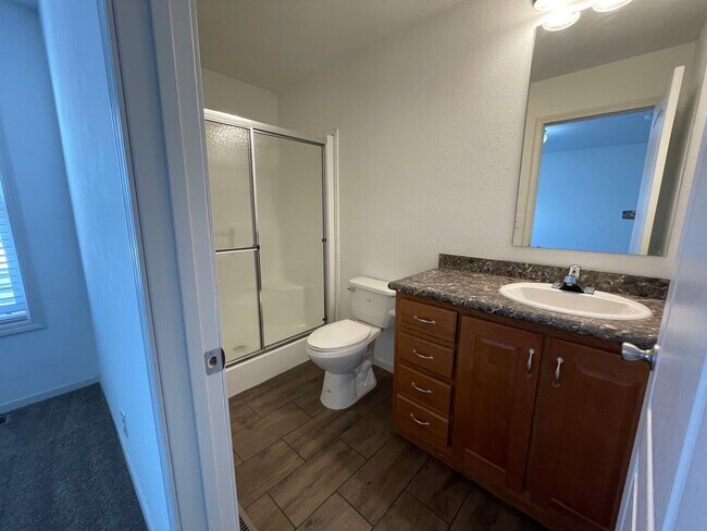 Foto del edificio - PRICE REDUCED + $1000 OFF FIRST MONTHS RENT = A DEAL YOU CAN'T PASS UP!