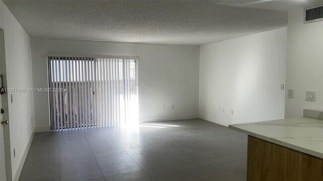 Building Photo - 10810 N Kendall Dr